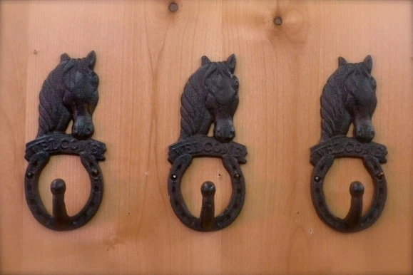 3 ANTIQUE-STYLE CAST IRON WELCOME HORSE HORSESHOE HOOKS wall hardware western