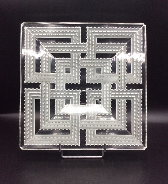 Coupe verre moulé pressé dépoli signé Verlys à décor géométrique croisé Art Déco