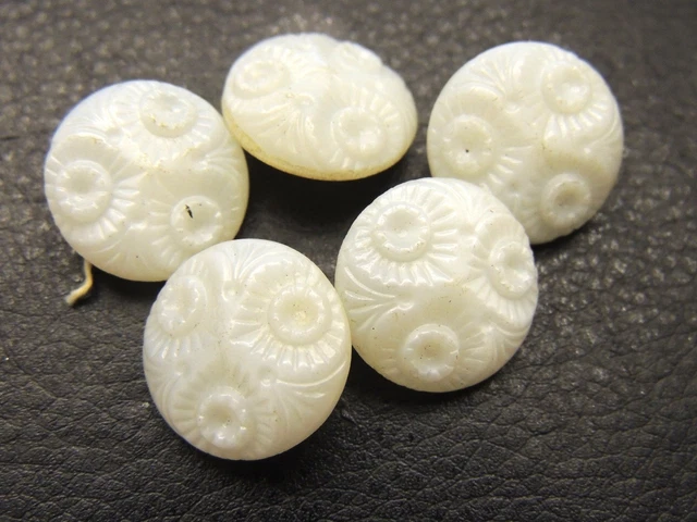 Lot de 5 boutons anciens en verre blanc. Art déco fleurs collection mercerie