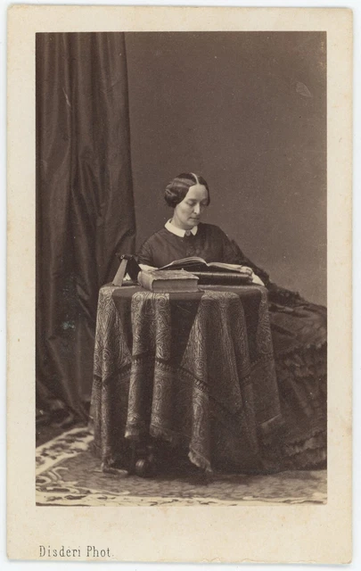 CDV circa 1865. Portrait d'une femme en robe par Williams à Londres