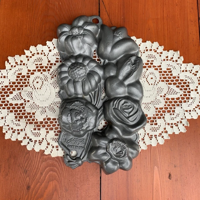 VTG JOHN WRIGHT Cast Iron Flower Mold Muffin Bread Baking Pan 1991 USA