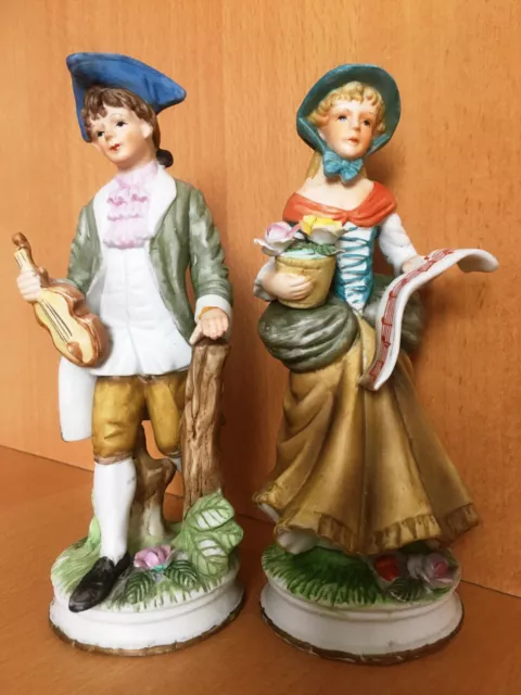 Couple de statuettes en porcelaine biscuit polychrome, musicien et chanteuse