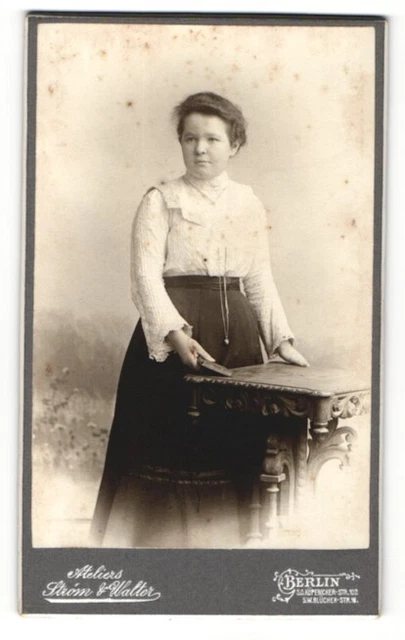 Fotografie Strom & Walter, Berlin, Portrait junge Dame in weißer Bluse mit Buch