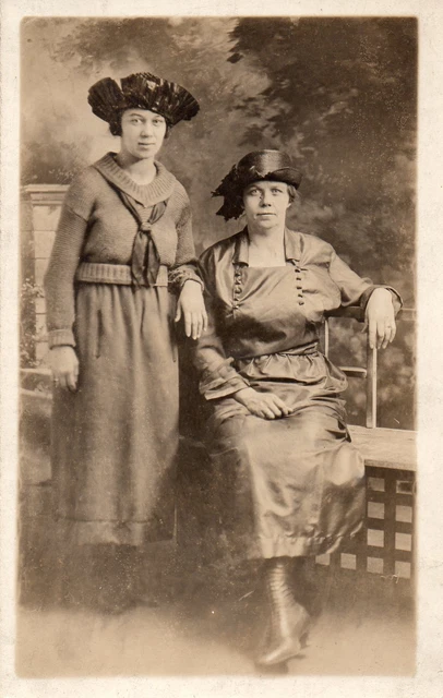 BE772 Carte Photo vintage card RPPC Femme woman mode fashion jardin assis