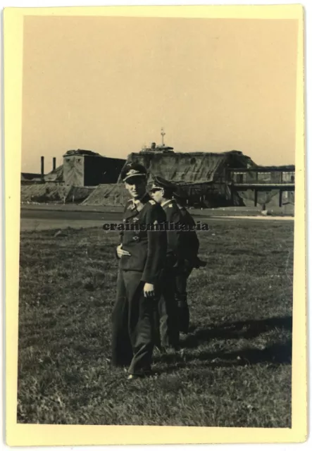 Orig. Foto NJG1 Nachtjagd Pilot mit Orden ua Narvikschild am Flugplatz m. Tarn