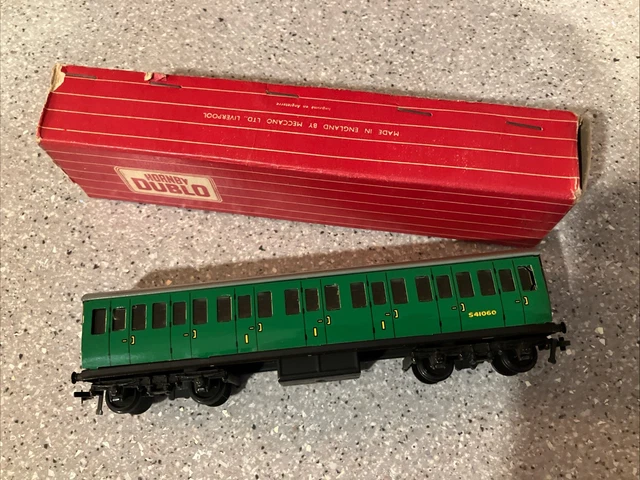 PAIR HORNBY DUBLO SUBURBAN Coaches 4025/26 OO Gauge Excellent Condition