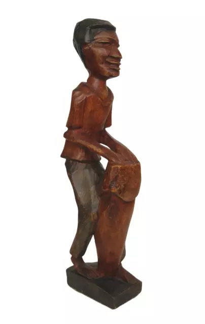Figura de madera, arte africano, hombre músico con timbales