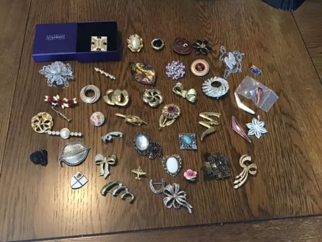 Job Lot Bundle Of Over 40 Vintage & Modern Costume Jewellery Brooches And Pins