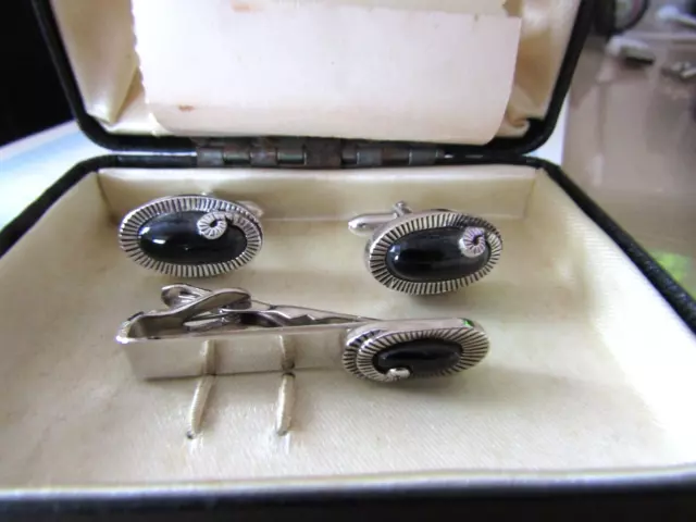 Mens Vintage SWANK Black Onyx Oval  Silvertone Tie Bar and Cuff Links Set in Box