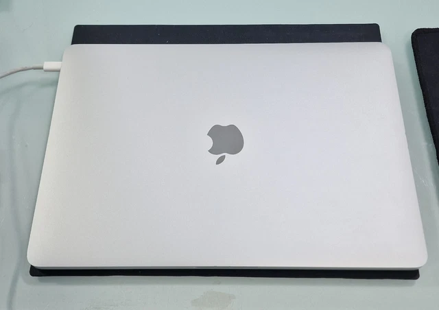 Apple MacBook Pro 13.3" 256GB SSD Intel Core i5 8GB Silver 2