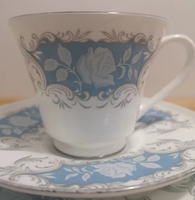 Vintage Aynsley Mondlicht Rose Teetasse Untertasse Seitenteller blau weiß Keramik 2