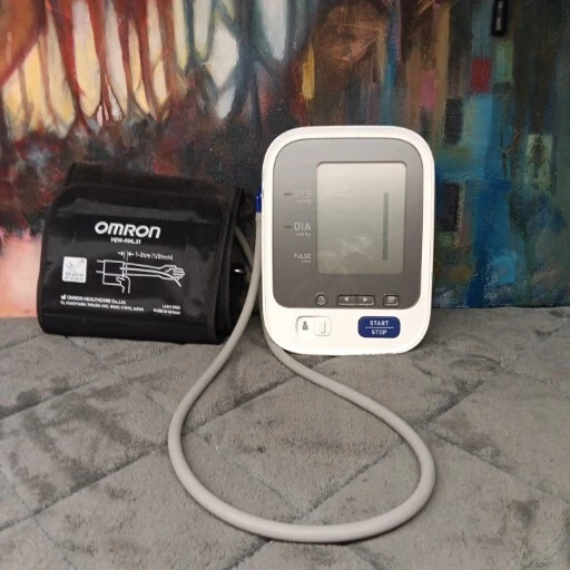 Monitor de presión arterial Omron BP760N y puño HEM-FL31 — probado y en funcionamiento