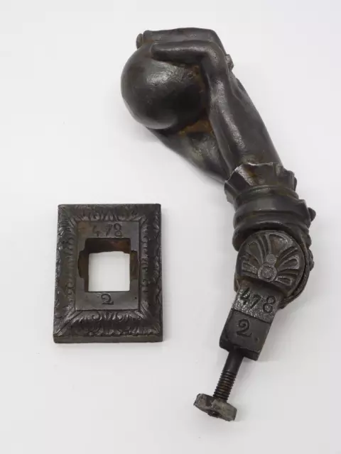 -SUPERBE ANCIEN HEURTOIR MARTEAU DE PORTE MAIN en FONTE N° 478 2 PORTE ENTREE  D