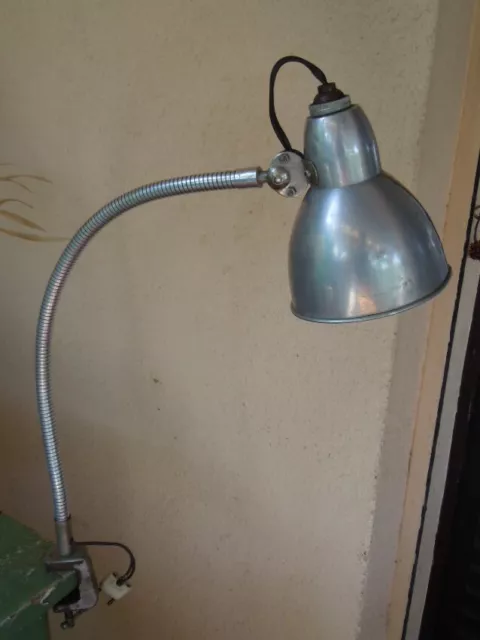 Lampe d'atelier flexible à étau années 50 - Monsieur le Chineur