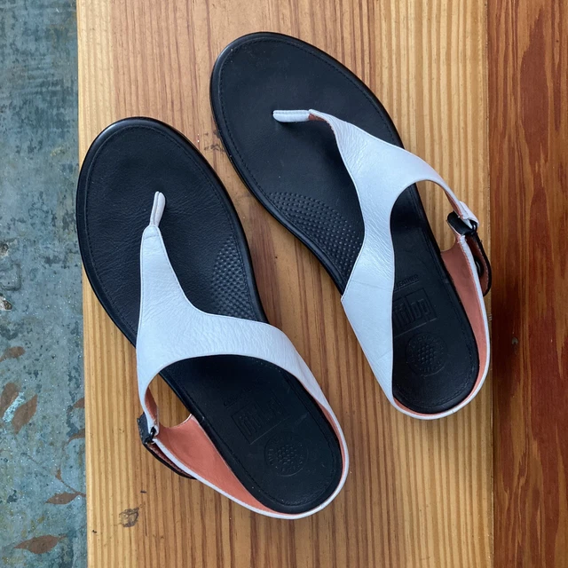 FitFlop Sandals Women's White Thong Toe Buckle Flip Flops Slip On Clean Sz 8.5