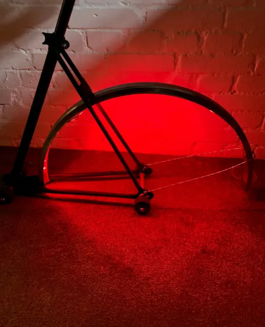 Design Hocker Barhocker Fahrradsitz Brooks Sattel Upcycling LED Lampe 3D Kunst