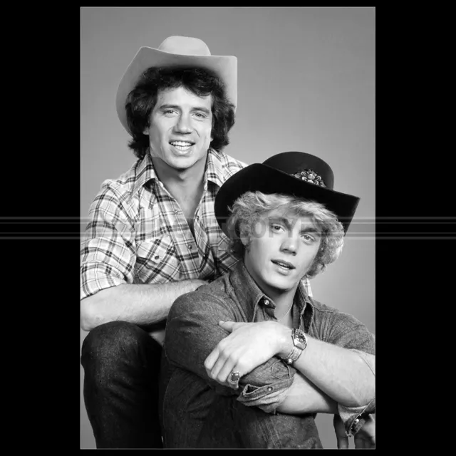 Photo F.010884 JOHN SCHNEIDER & TOM WOPAT (THE DUKES OF HAZZARD) TV-SERIES