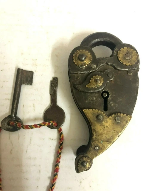 Ein Altes Primitives Herzförmiges Vorhängeschloss Mit Schlüssel