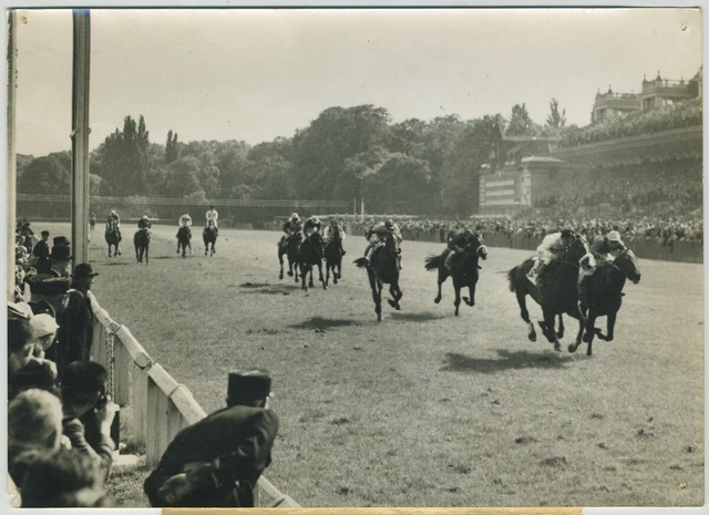 Hippodrome de ParisLongchamp : entre courses hippiques et foot - Affiches Parisiennes
