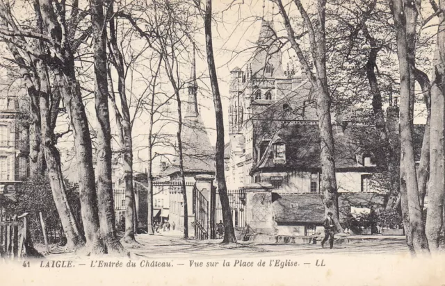 Carte postale ancienne ORNE LAIGLE 41 LL l'entrée du château vue sur la place