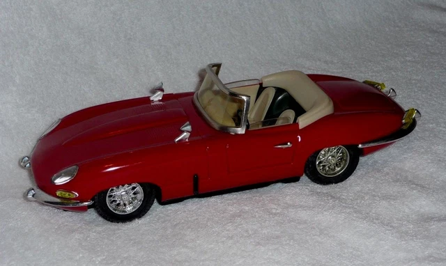 Lendulet Jaguar type E competition N°23 tole friction 1/18