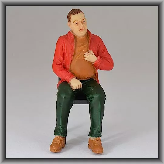 Dingler Handbemalte Figur Polyresin Spur 1 Mann sitzend, rote Jacke (100216-03)