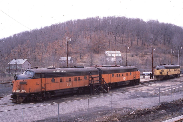 Orig slide B&LE BLE Bessemer Lake Erie EMD F7A 728 727A Kaylor PA 1981