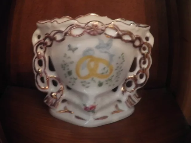 vase de mariage en porcelaine de Paris. fleurs et alliances