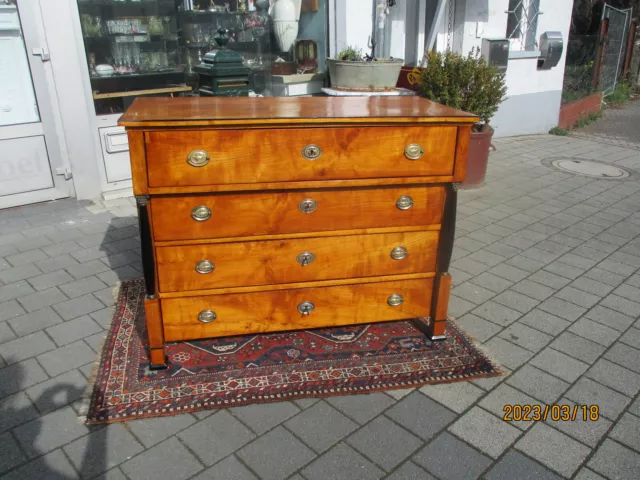 Biedermeier Kommode um 1820 in Massiv Kirschbaum