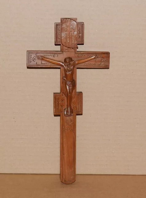 Crucifix mural en bois sculpté christ en croix