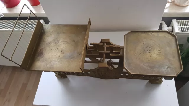 antike, alte Balkenwaage aus Guss zum restaurieren