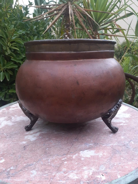 Cache-pot chauffant en cuivre sur socle en bois en vente sur