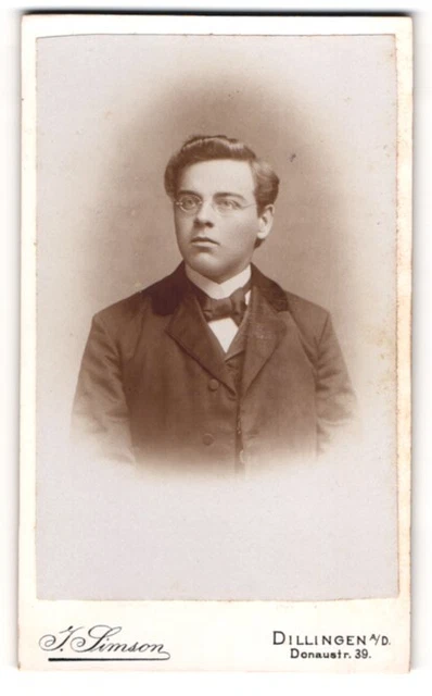 Fotografie J. Simson, Dillingen a. D., Donaustr. 39, Elegant gekleideter Herr m
