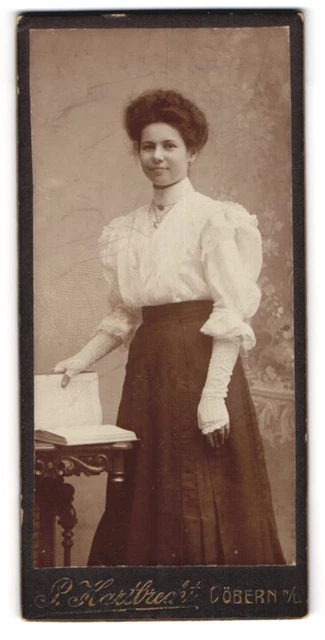 Fotografie P. Hartbrecht, Döbern /N.-L., Junge Dame in weißer Bluse mit einem B