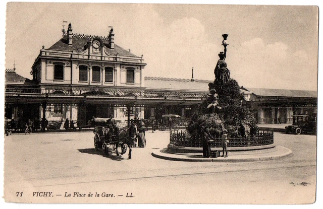 CPA 03 - VICHY (Allier) - 71. La Place de la Gare (animée, attelage) - LL