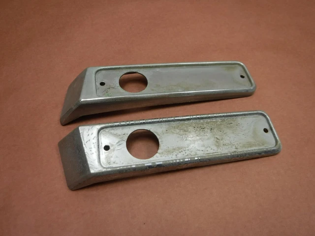 Jeep Grand Wagoneer 74-91 Front Marker Light   Base Pair Right Left