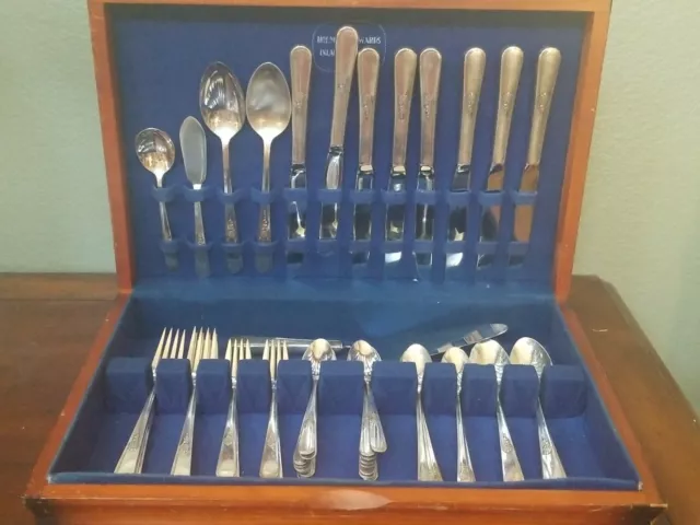 Holmes & Edwards IS Silver Plate YOUTH 1940 Set for 8 - 61 Pieces in box