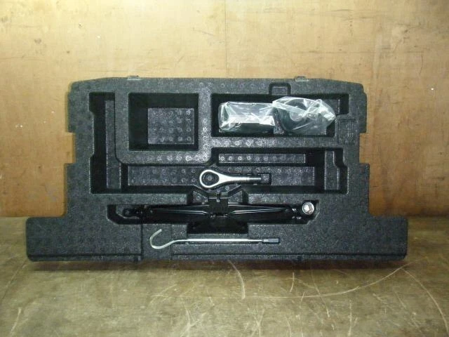 DAIHATSU Tanto 2015 DBA-LA600S Toolkit 09111B2010 [Usato] [PA78550079]