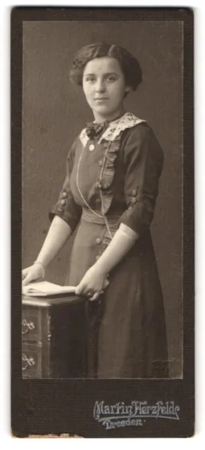 Fotografie Martin Herzfeld, Dresden, Pragerstr. 7, Junge Dame im hübschen Kleid