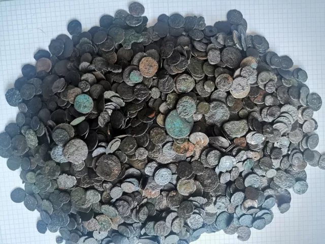 Lot von je 100+ ungereinigten, antiken Münzen, vorwiegend kleine Römer