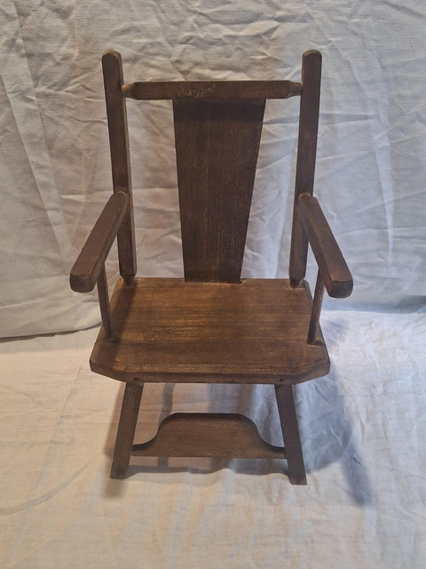POUPEE POLYPLEX SUR SA CHAISE EN ROTIN