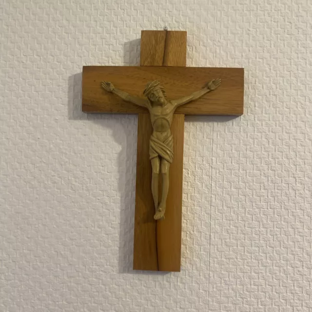 Kreuz Holzkreuz Kruzifix 21 cm x 13,5 cm mit Christus zum hängen oder stellen