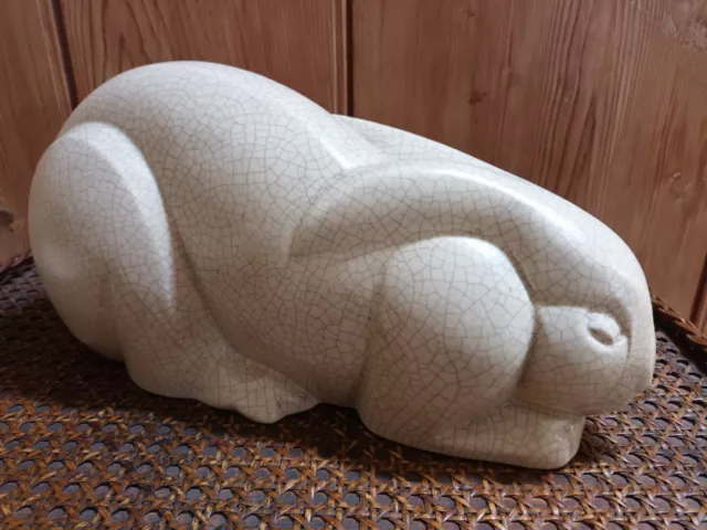 Très beau et grand lapin couché stylisé en faïence Art Deco signé Lemanceau