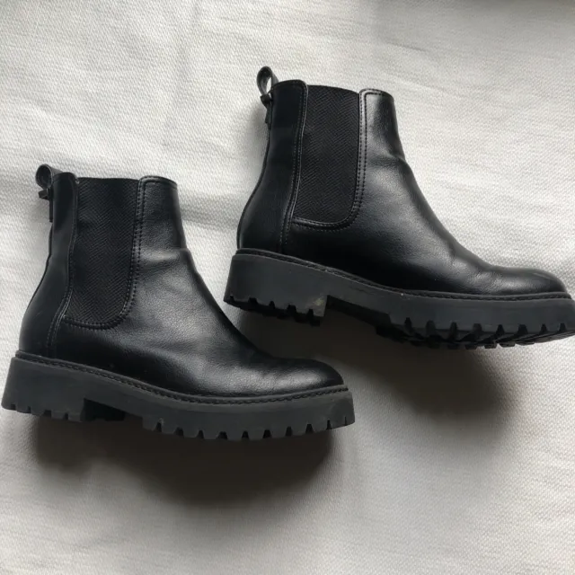 Womens Kenneth Cole Reaction Black Ankle Boots Salt Lug Chelsea Size 5.5