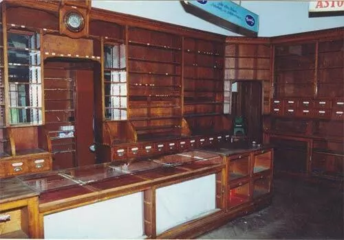 Alte Drogerieeinrichtung von 1912   Eiche mit 120 Schubladen