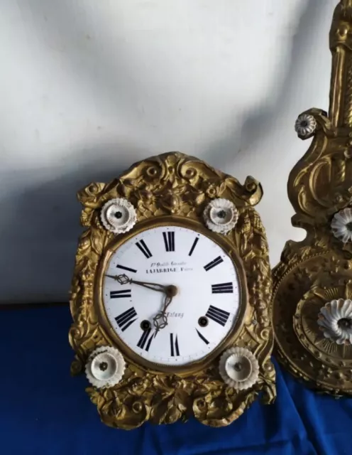 Reloj Comtoise Siglo Xix, Con Rosetones De Porcelana. En Funcionamiento.