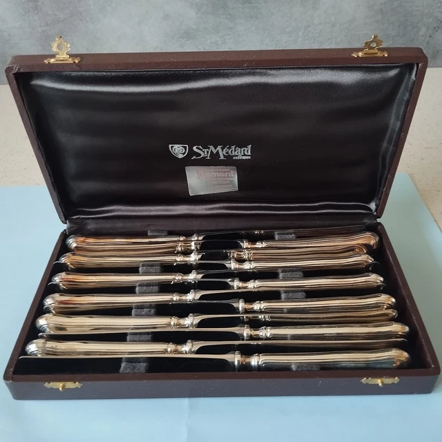 12 couteaux de table en métal argenté Saint Medard modèle Mozart