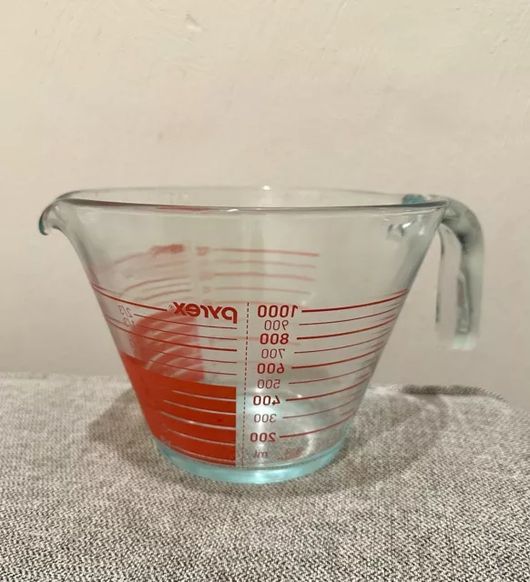 Vtg. Glass Pyrex 4 Cup Measuring Cup Red Reverse Read Open Handle Slanted Sides