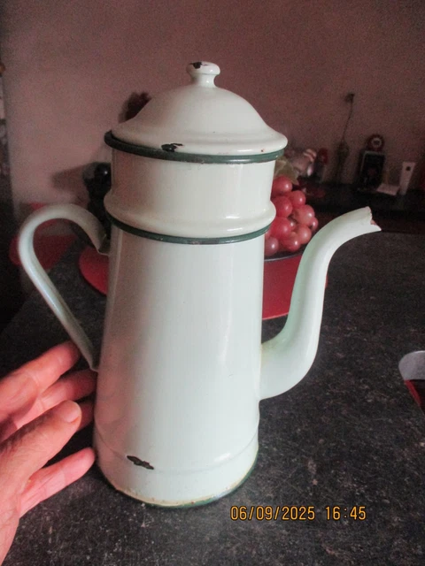 Ancien Grand Broc en Tôle Emaillée Blanche - Vintage French Finds
