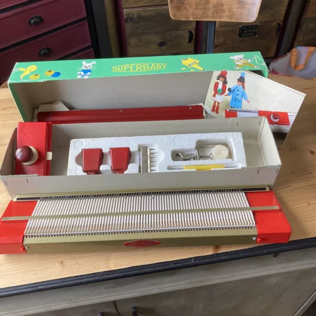 Tres rare Ancienne Machine à tricoter Superba Superbaby dans sa boîte